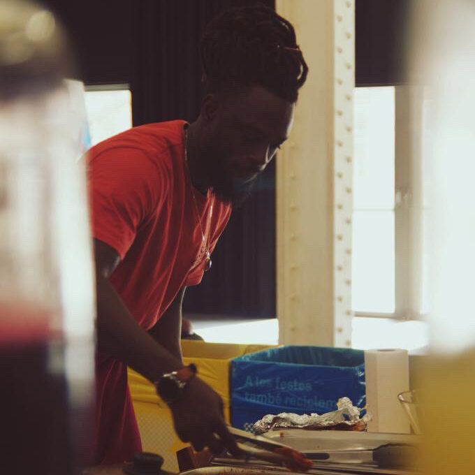  Equipo de cocineros africanos sonriendo en una cocina profesional.