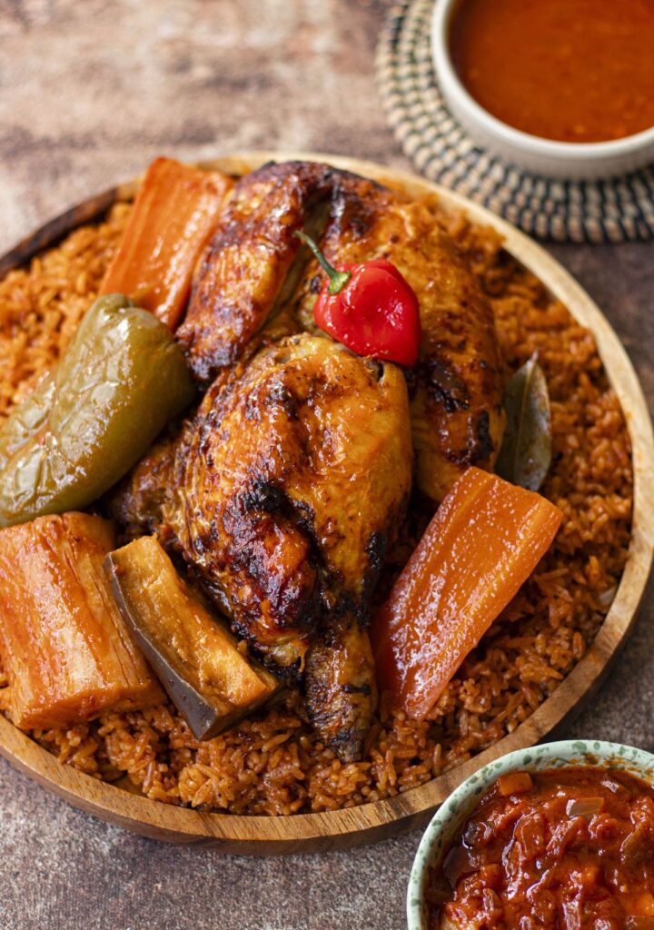 Mesa servida con platos tradicionales africanos y decoración cultural.
